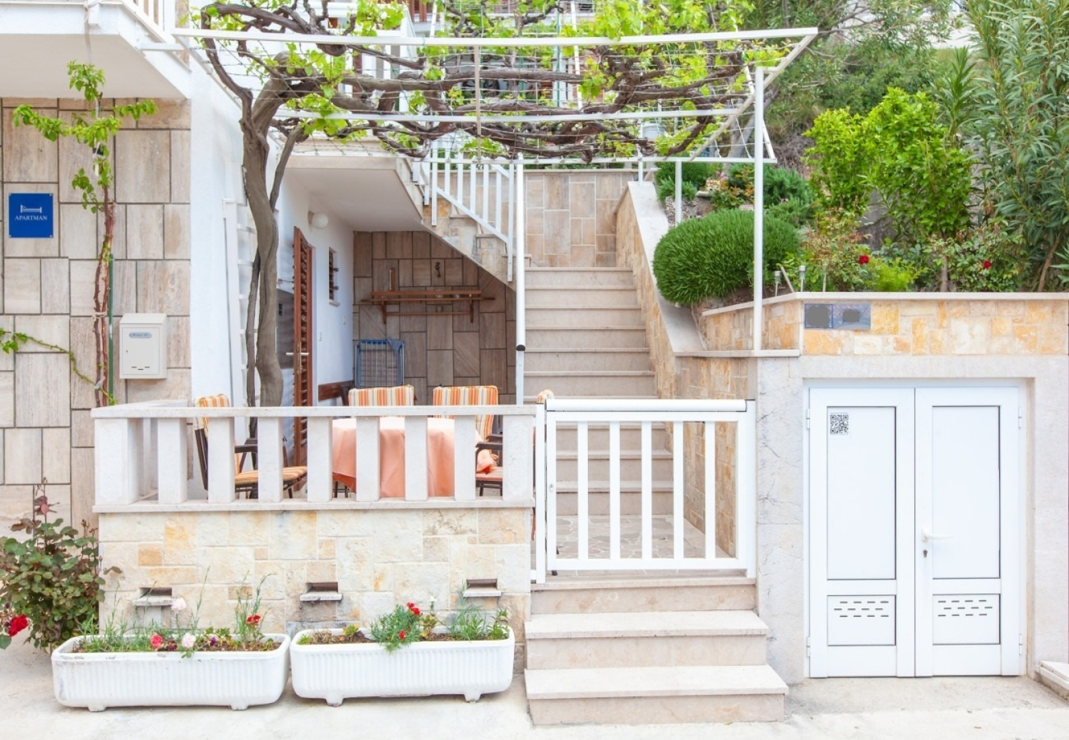 Apartment Ante M - 100 m from beach: A1 Brela, Riviera Makarska