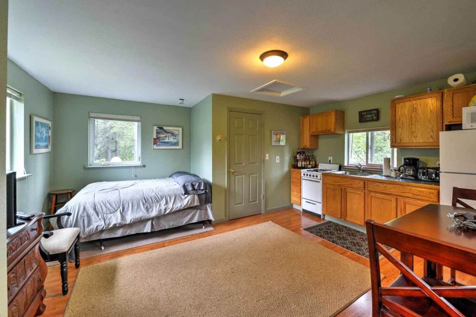 Seward Studio w/ Deck, Outdoor Dining & Mtn Views!