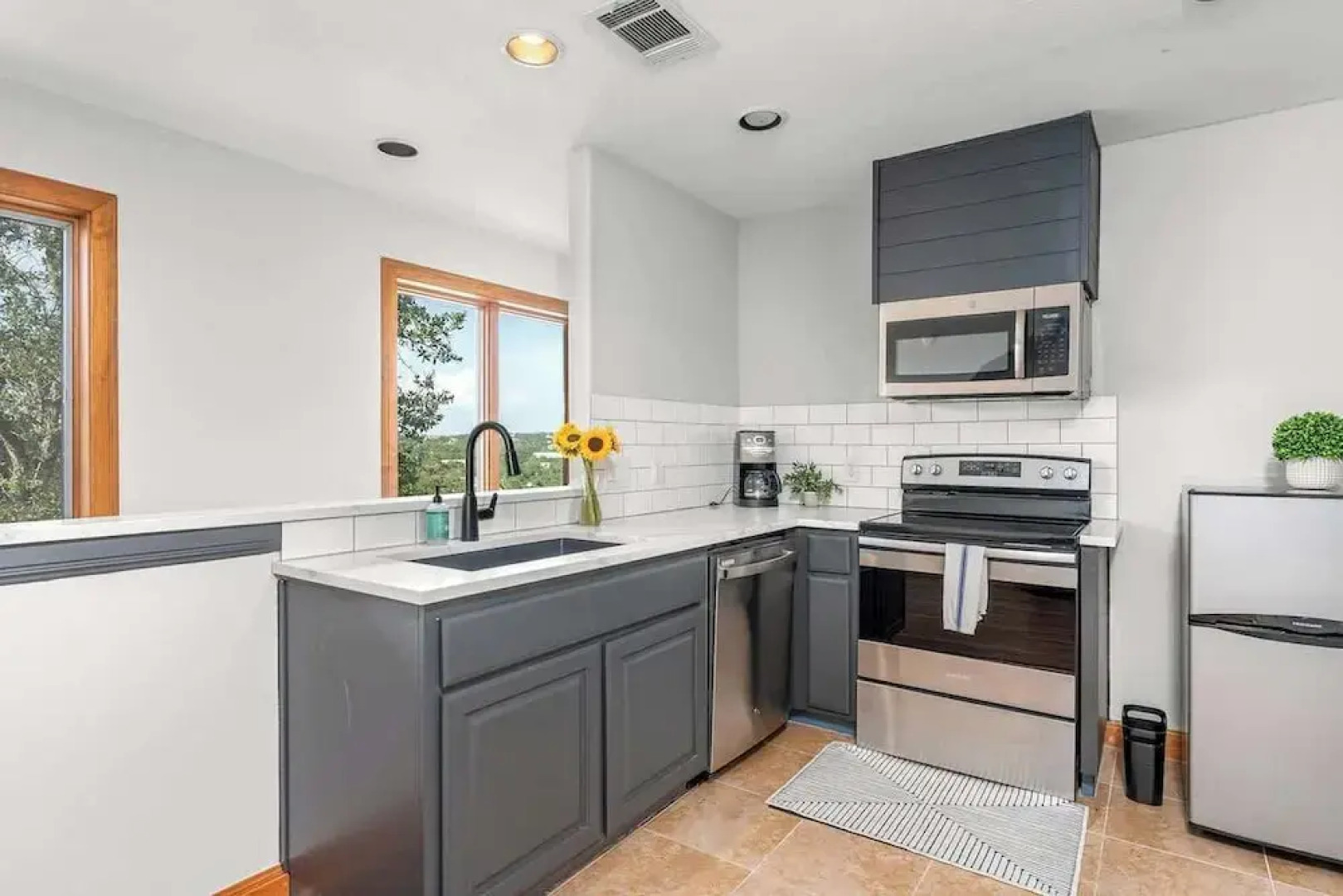 Luxurious Lake Park House: Sleeps 25, Pool, Hot-tub, Firepit and Game Room!