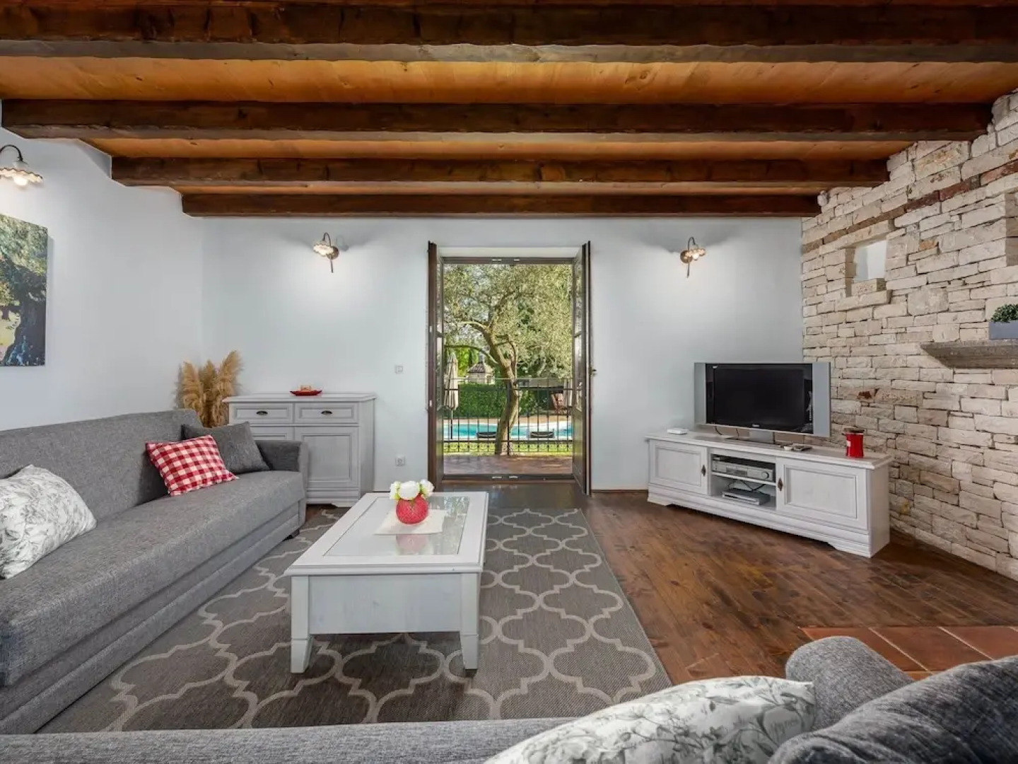 Beautiful Villa With Swimming Pool and Fenced Garden