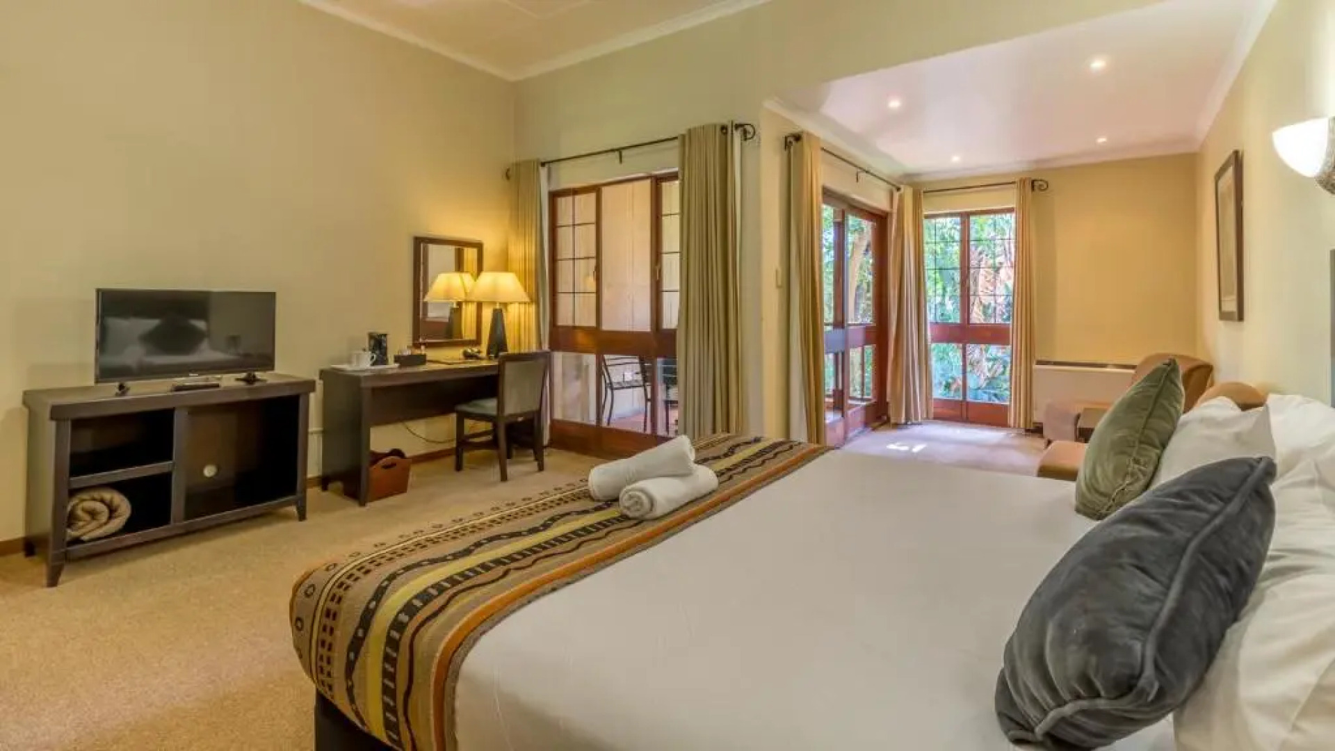 Hotel Numbi and Garden Suites