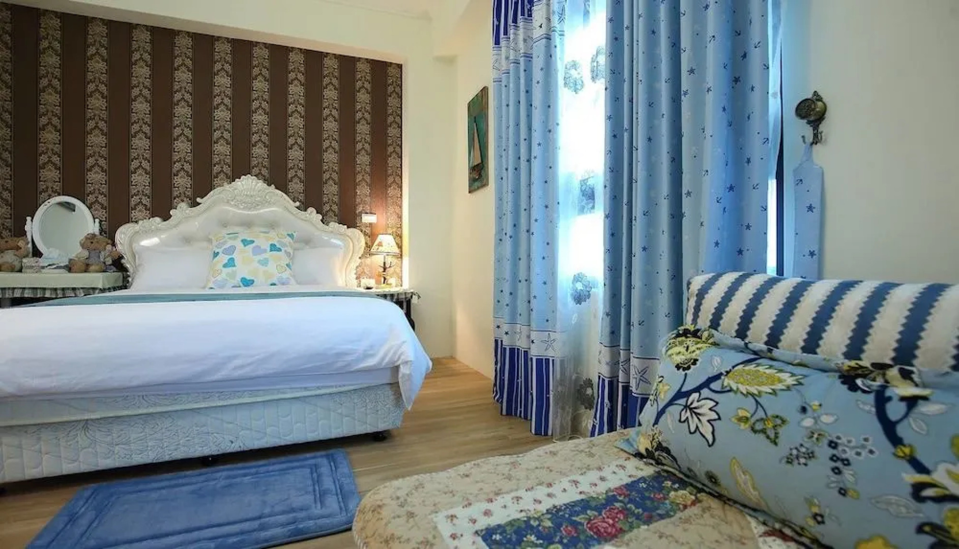 Textile Girl Romantic Homestay