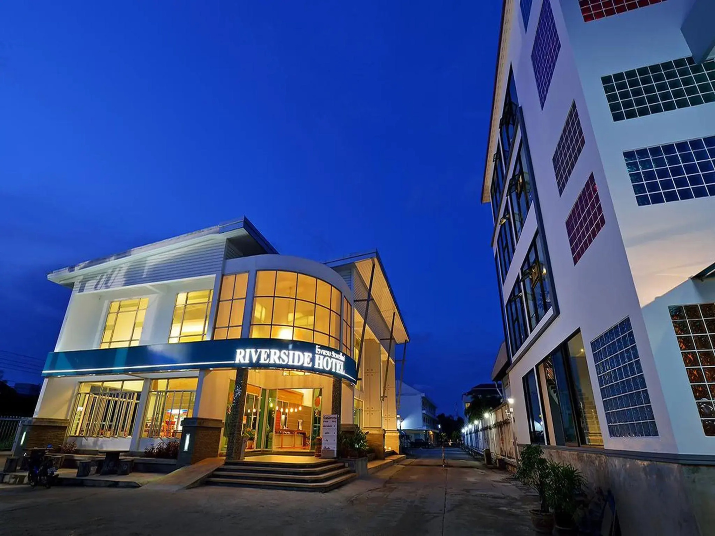 Riverside Hotel