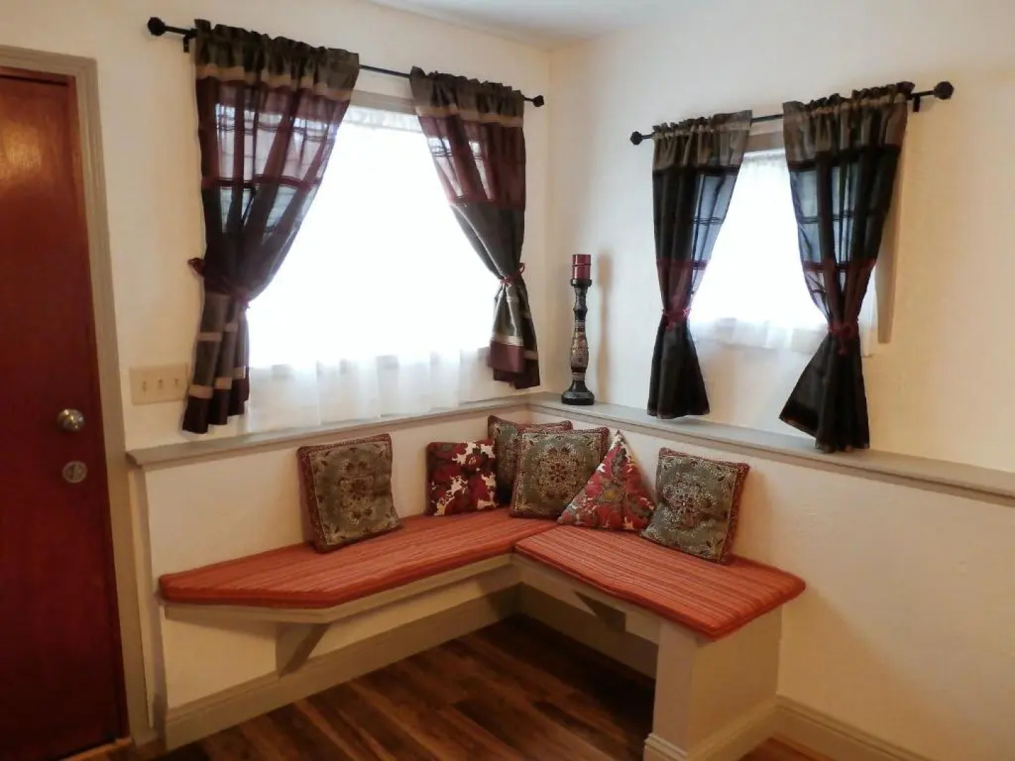 New Charming 2 Bedrooms Unit Close To Everything