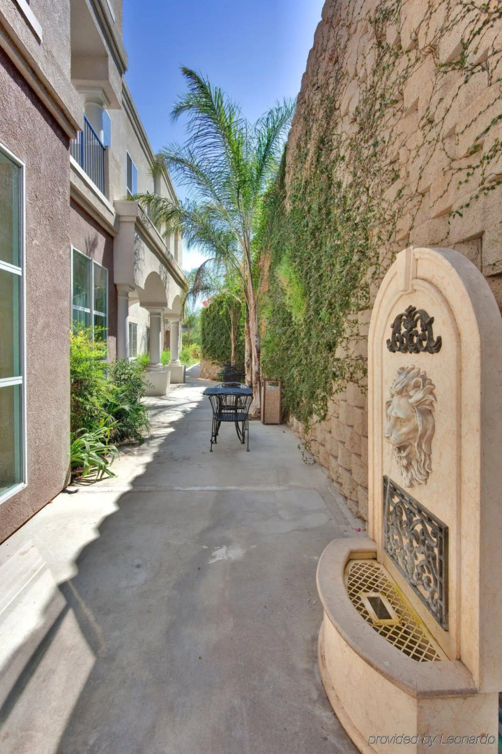 Holiday Inn Express & Suites Corona by IHG