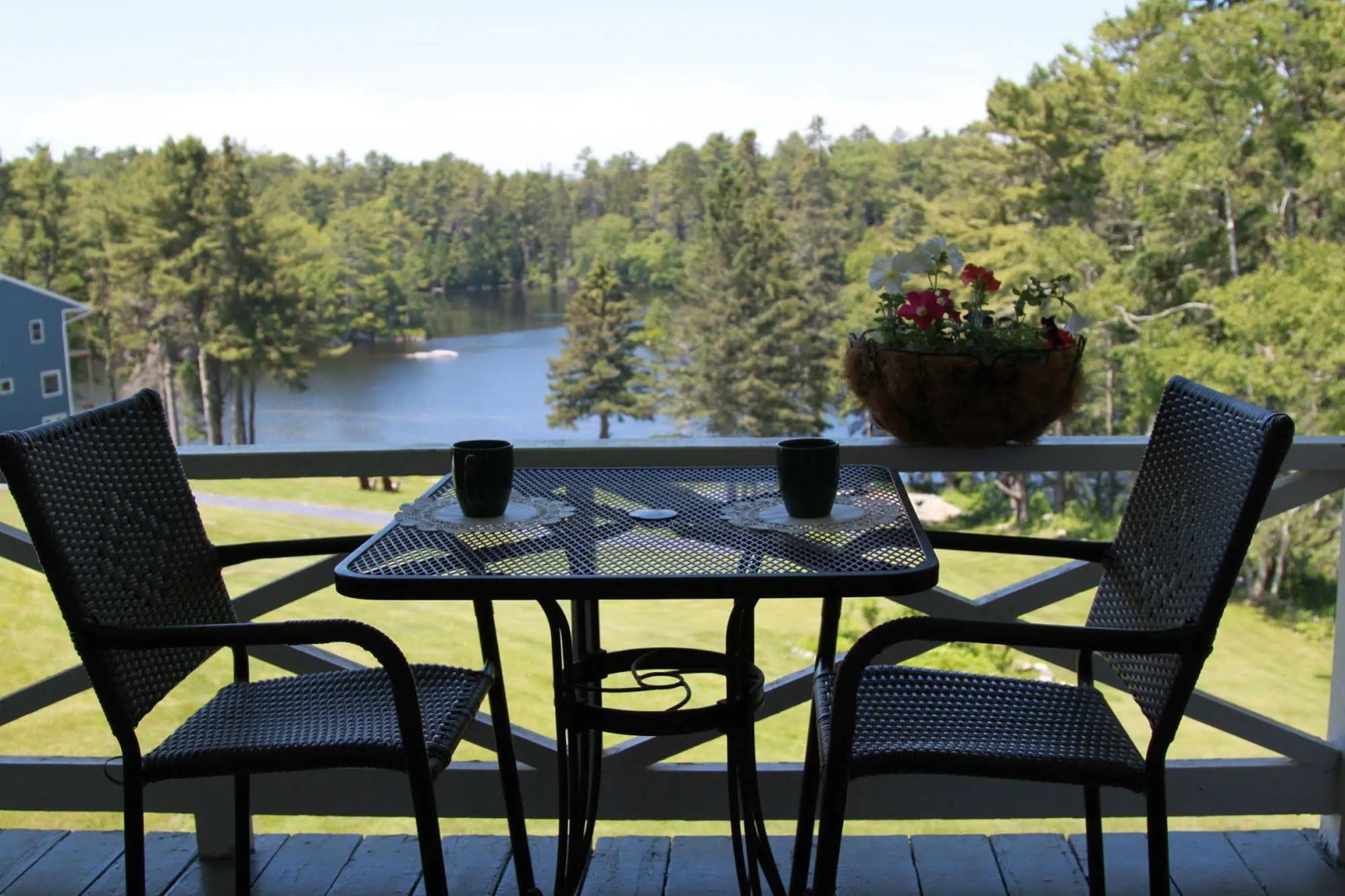 Beach Cove Waterfront Inn