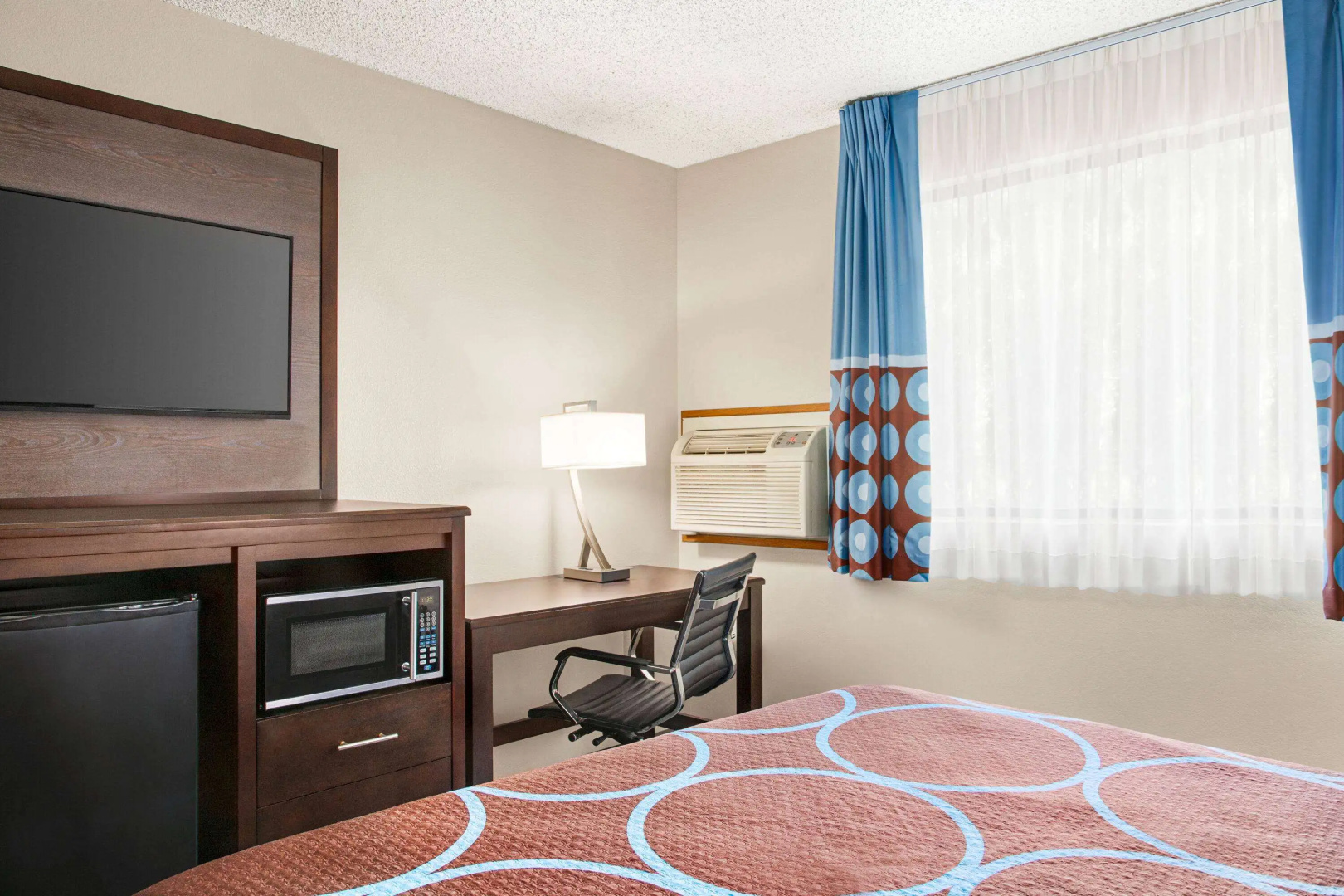 Super 8 by Wyndham Lenexa Overland Park/Mall Area