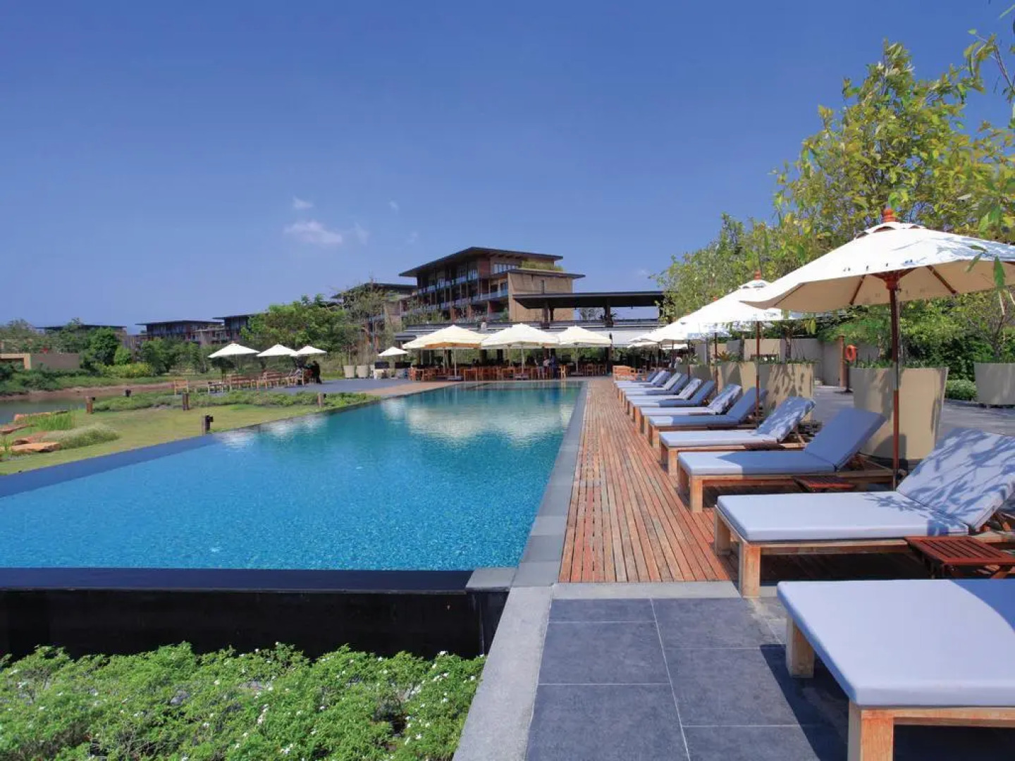 atta Lakeside Resort Suite