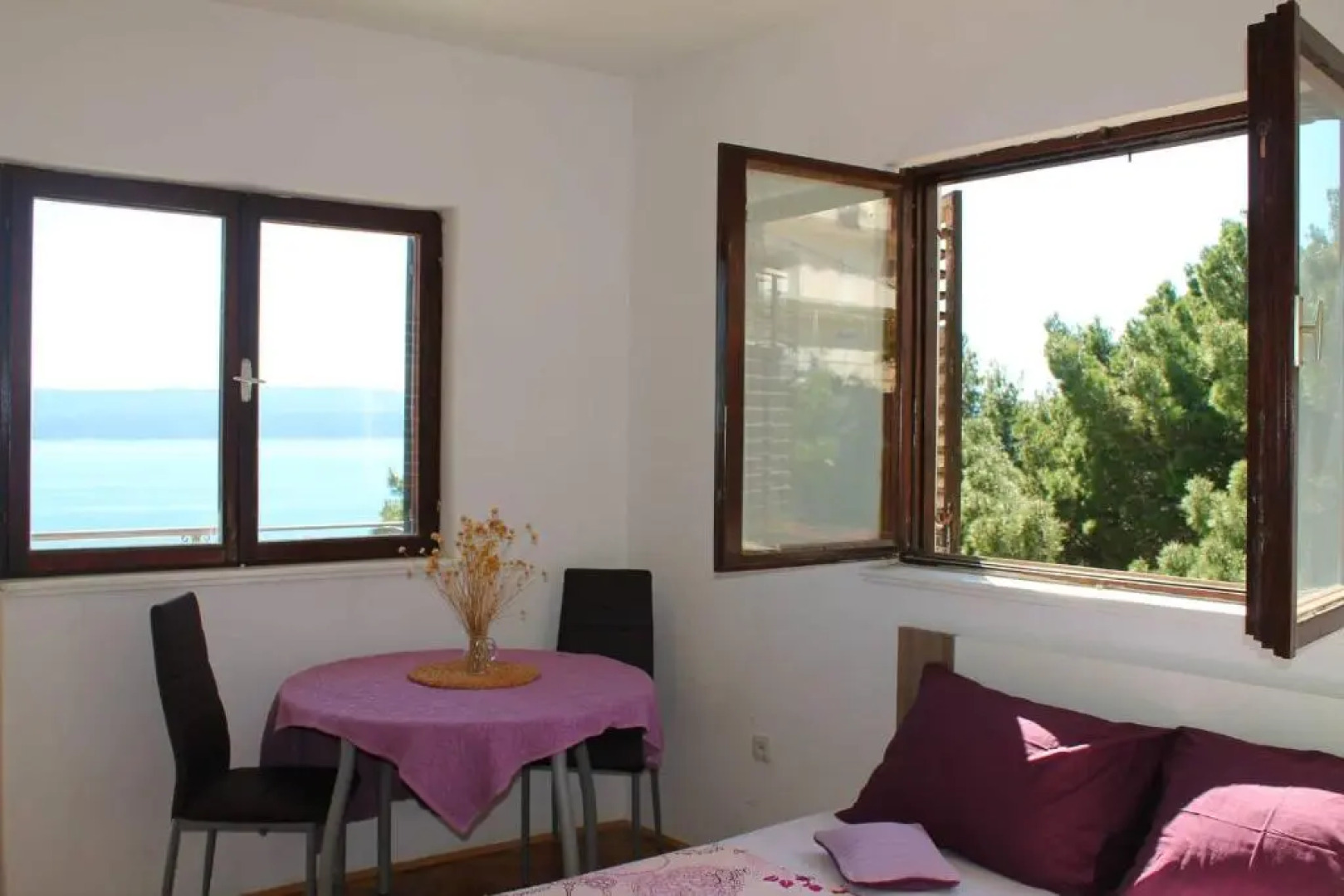 Entire home with a swimming pool for 12 in Marusici