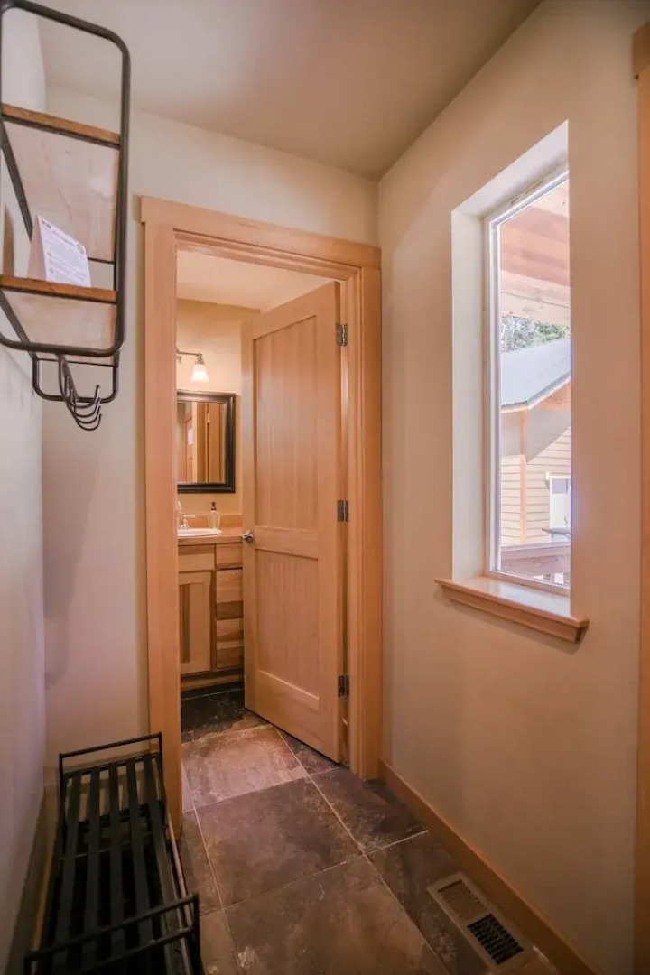 Paws In The Mountains 2 Bedroom Home by NW Comfy Cabins by RedAwning