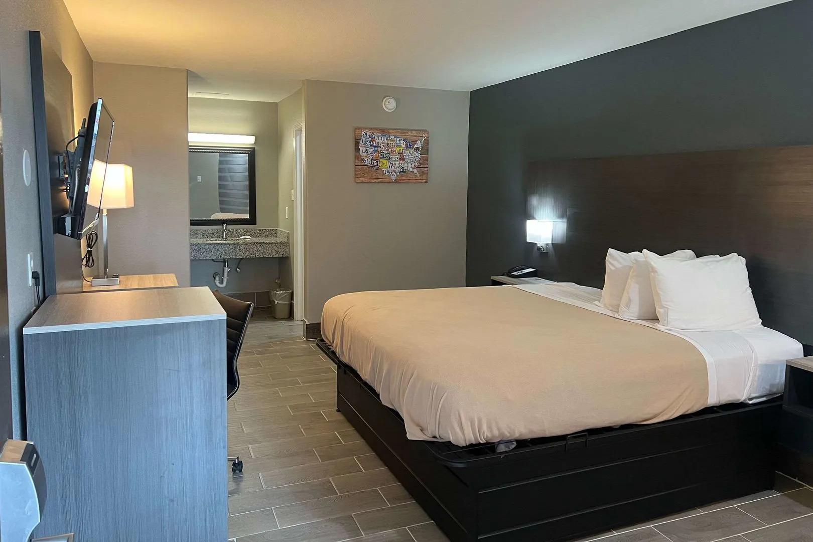 Econo Lodge Inn & Suites