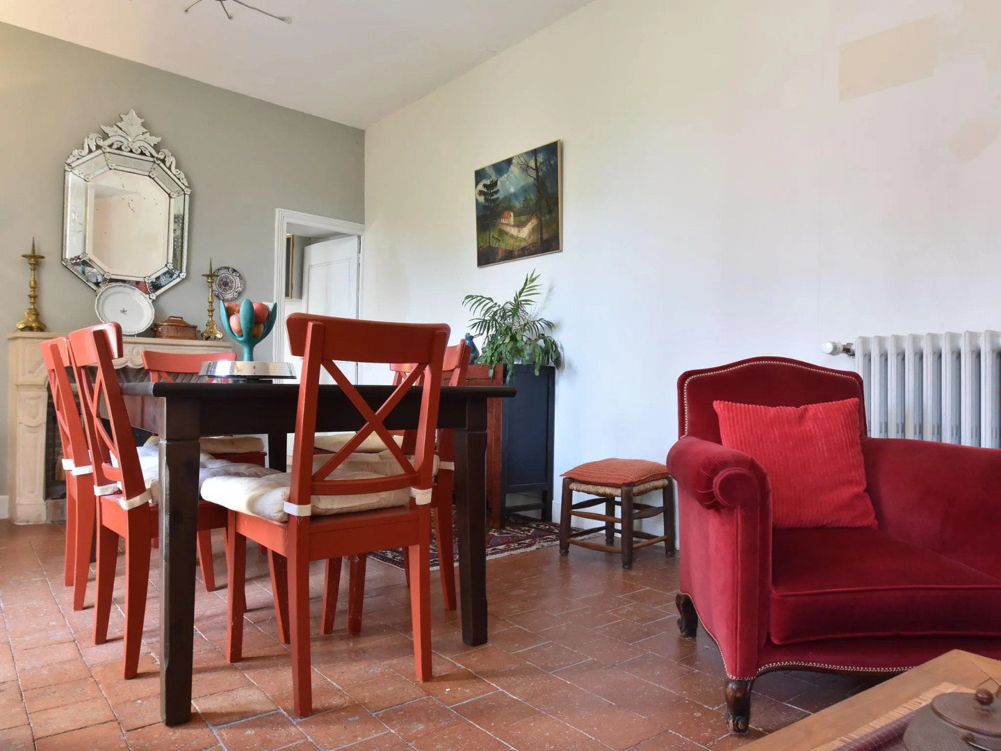 Beautiful 18th century holiday home with enclosed garden 1 hour from Paris