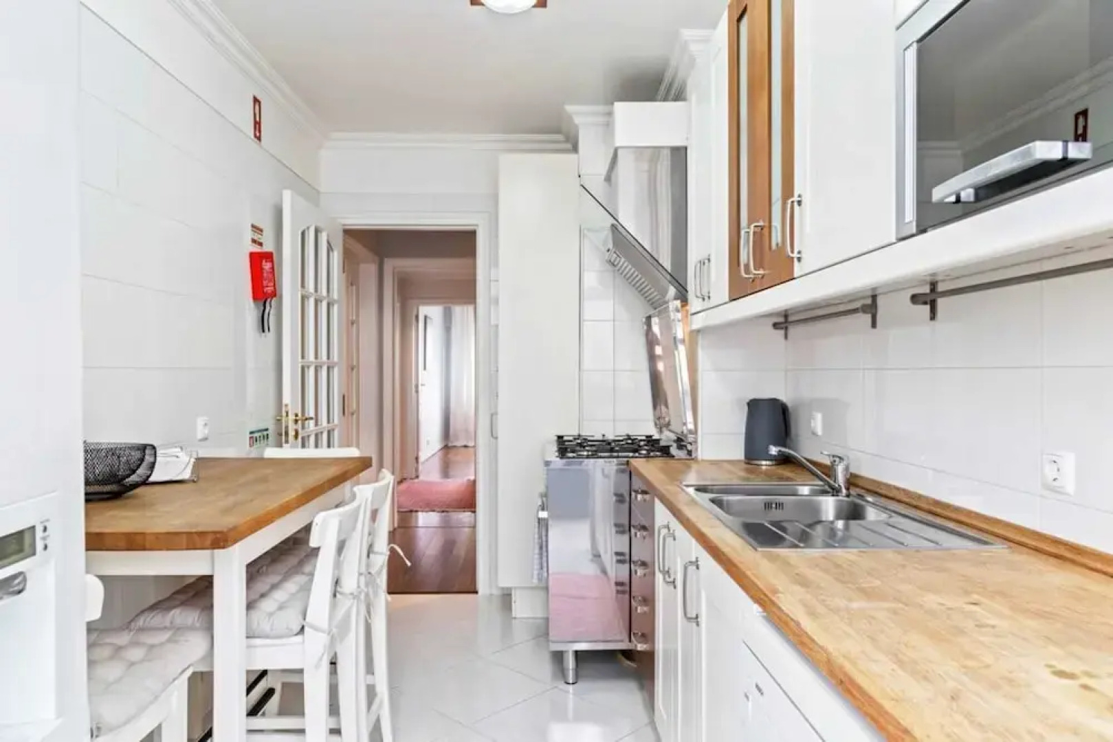 Large Contemporary 3 Bedroom Apartment