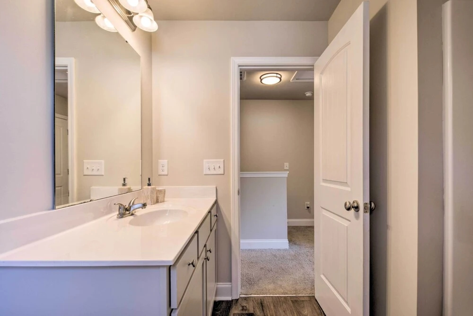 Greer Getaway w/ Smart TV ~ 1 Mi to Dtwn!