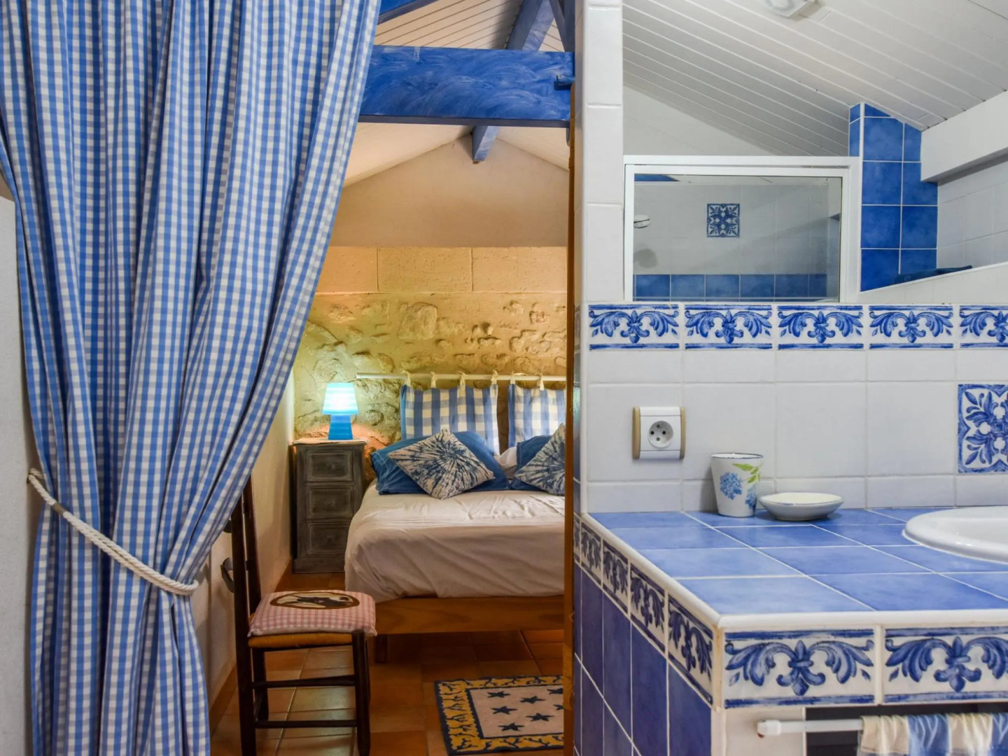 Renovated Dovecot With Pool, in the Vineyards Near Bordeaux