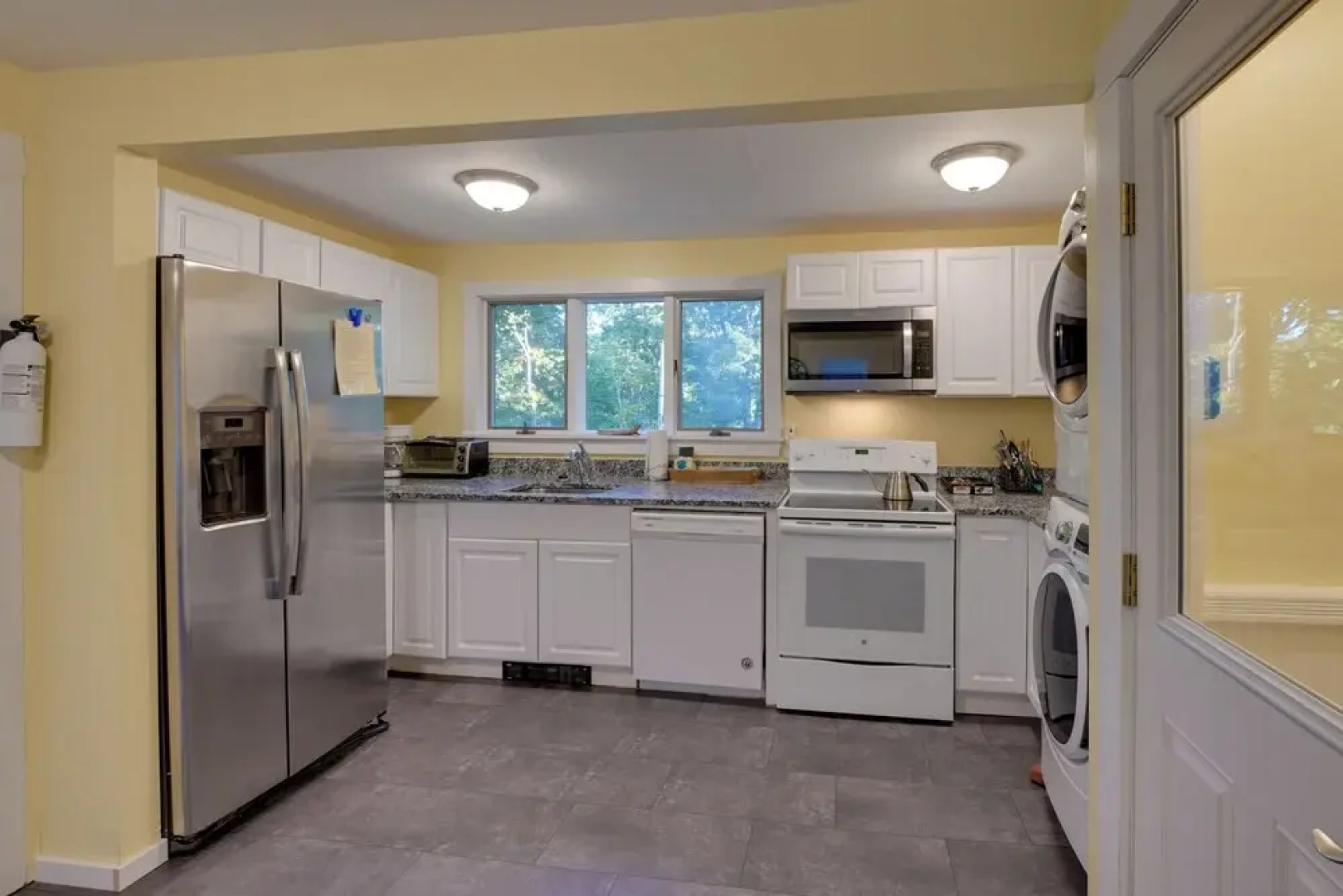 Walk to Sorrento Town Dock: Pet-friendly Apartment