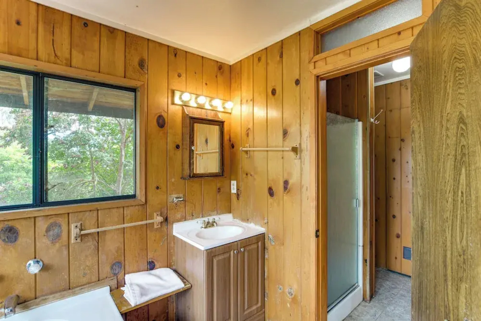 5 Mi to Lake Oroville: Huge Riverfront Home!