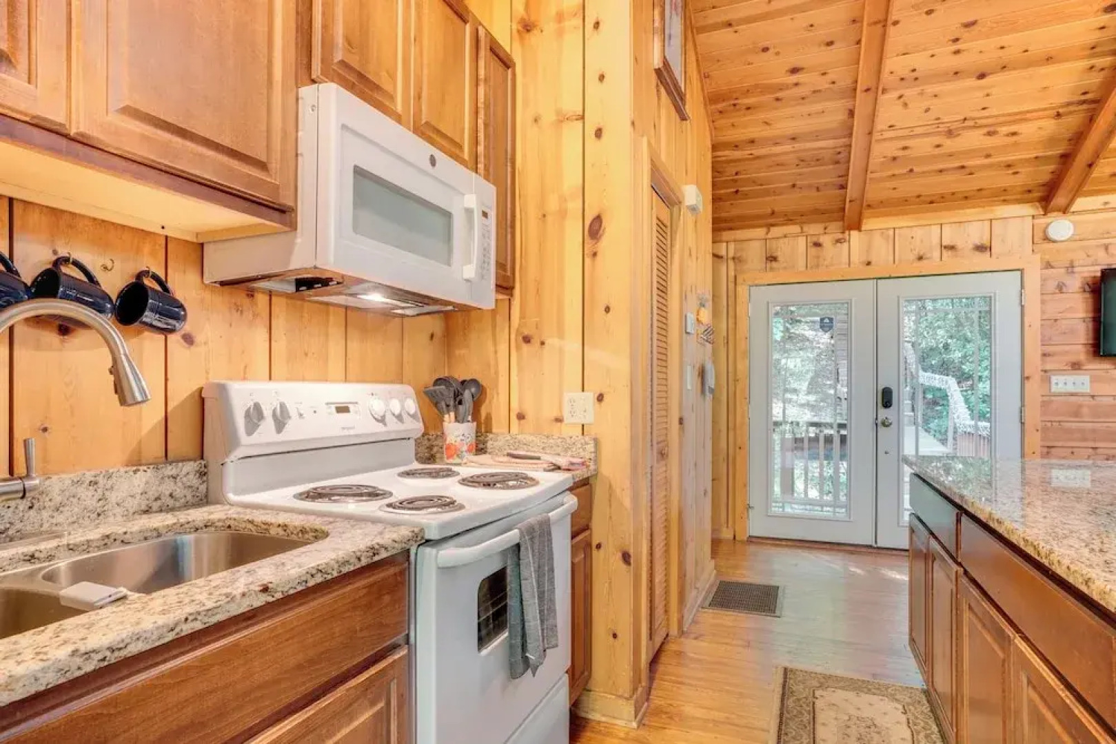 Private Hot Tub & Game Room: Cleveland Getaway