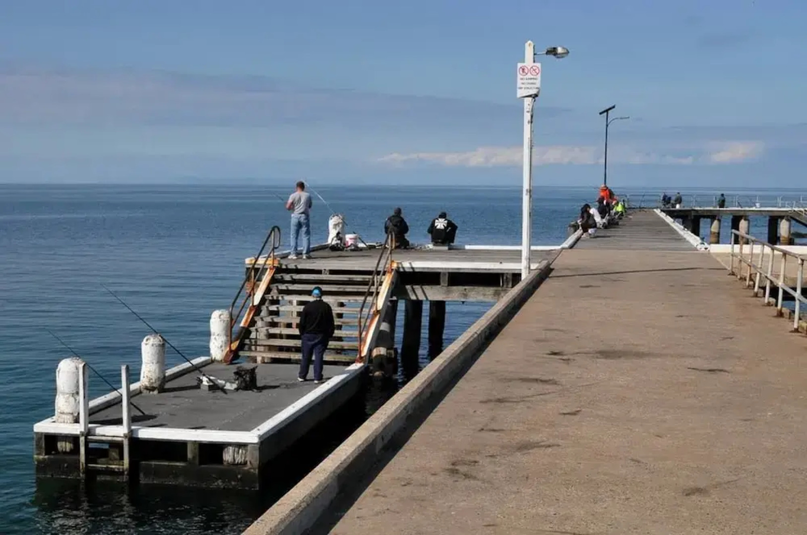 Modern & Cosey 4bedroom House Walk to Beach