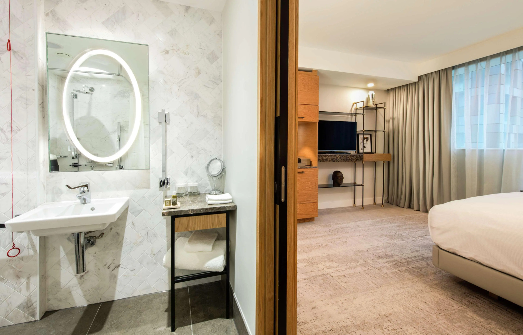 Lincoln Plaza London, Curio Collection by Hilton