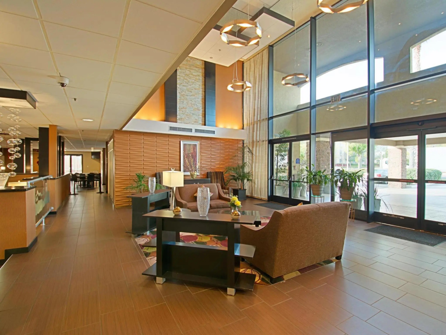 Hotel d’Lins Ontario Airport