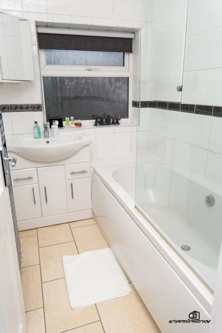 7 Guests - 3 Bedrooms - Parking - Pet Friendly