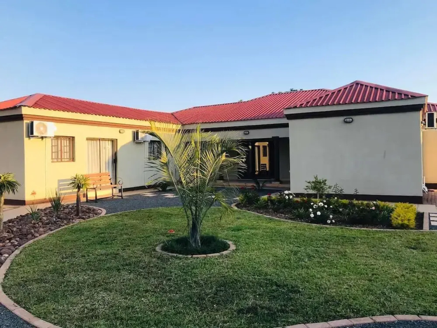 Pahotel Bed & Breakfast