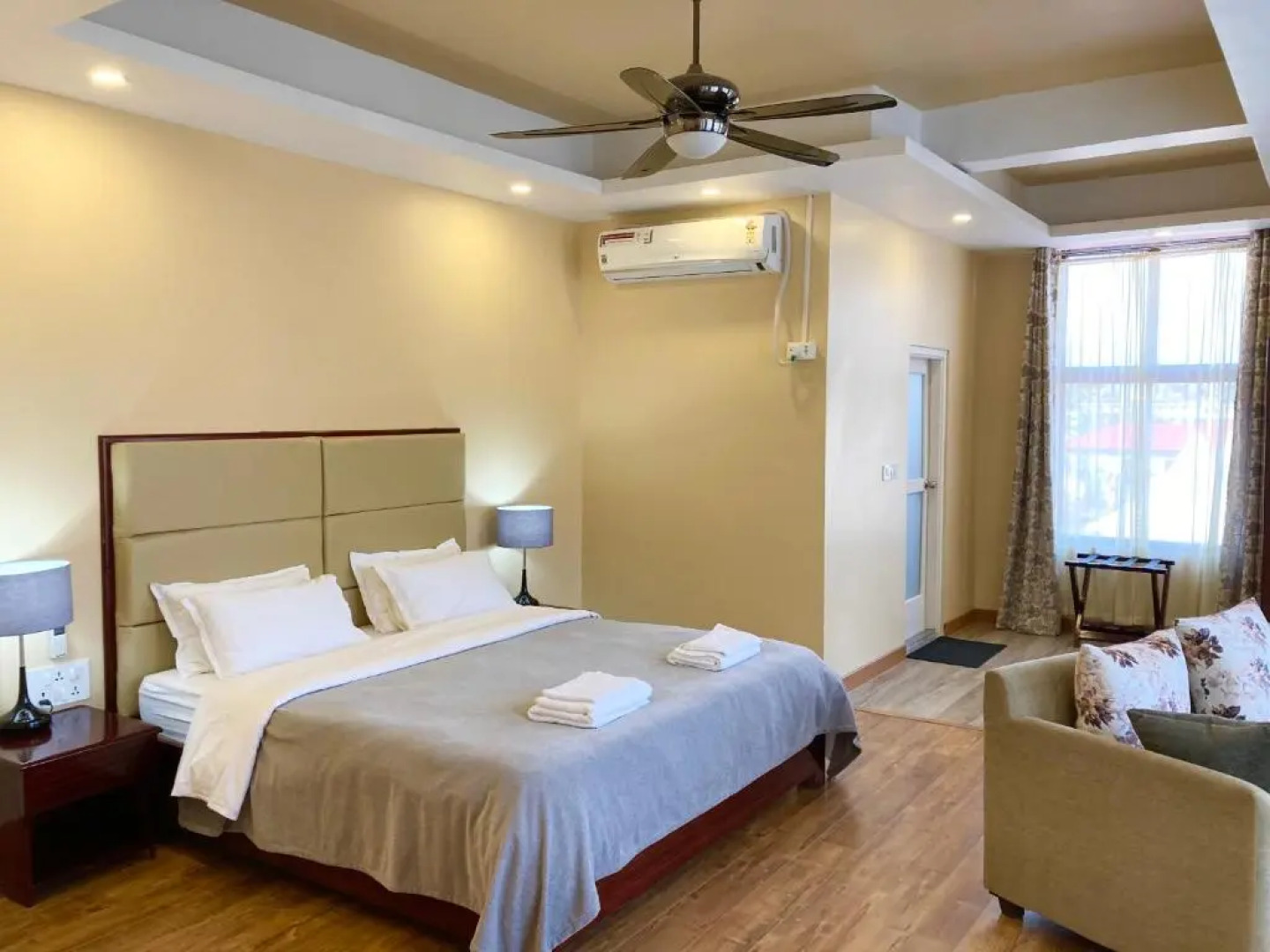 Shalom Farmhouse by the hillside