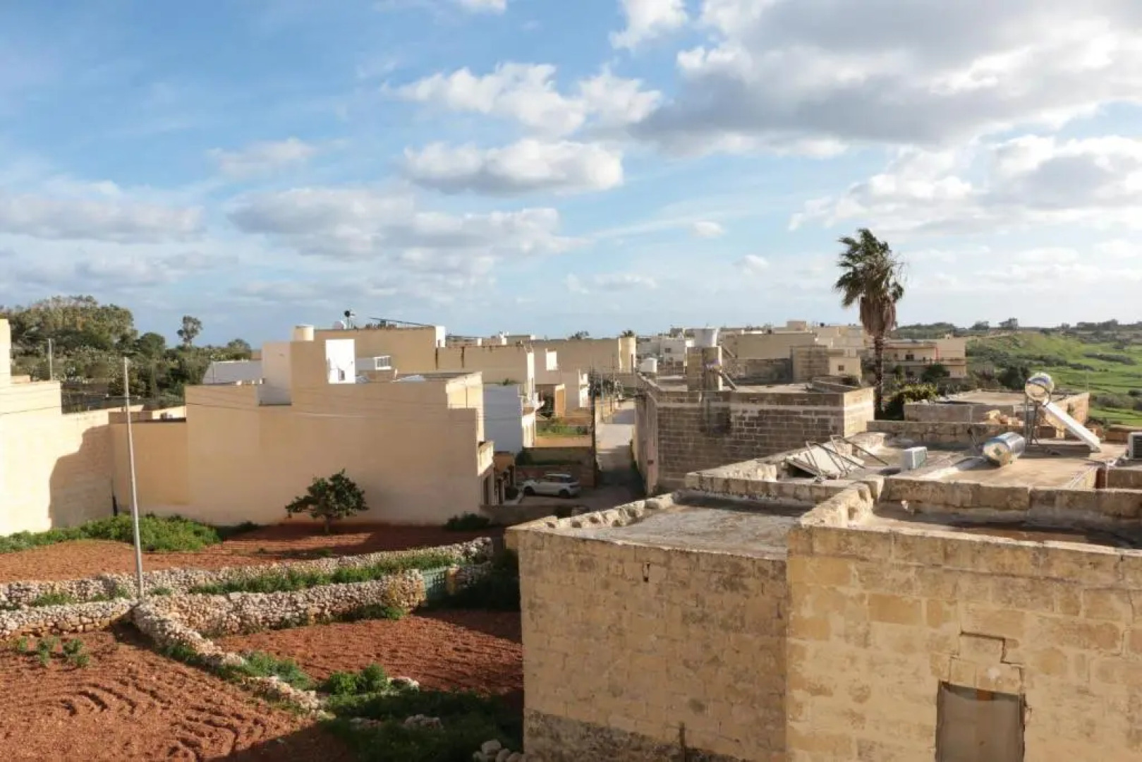 Wileg 4A Luxury Studio Apartment with Shared Swimming Pool.