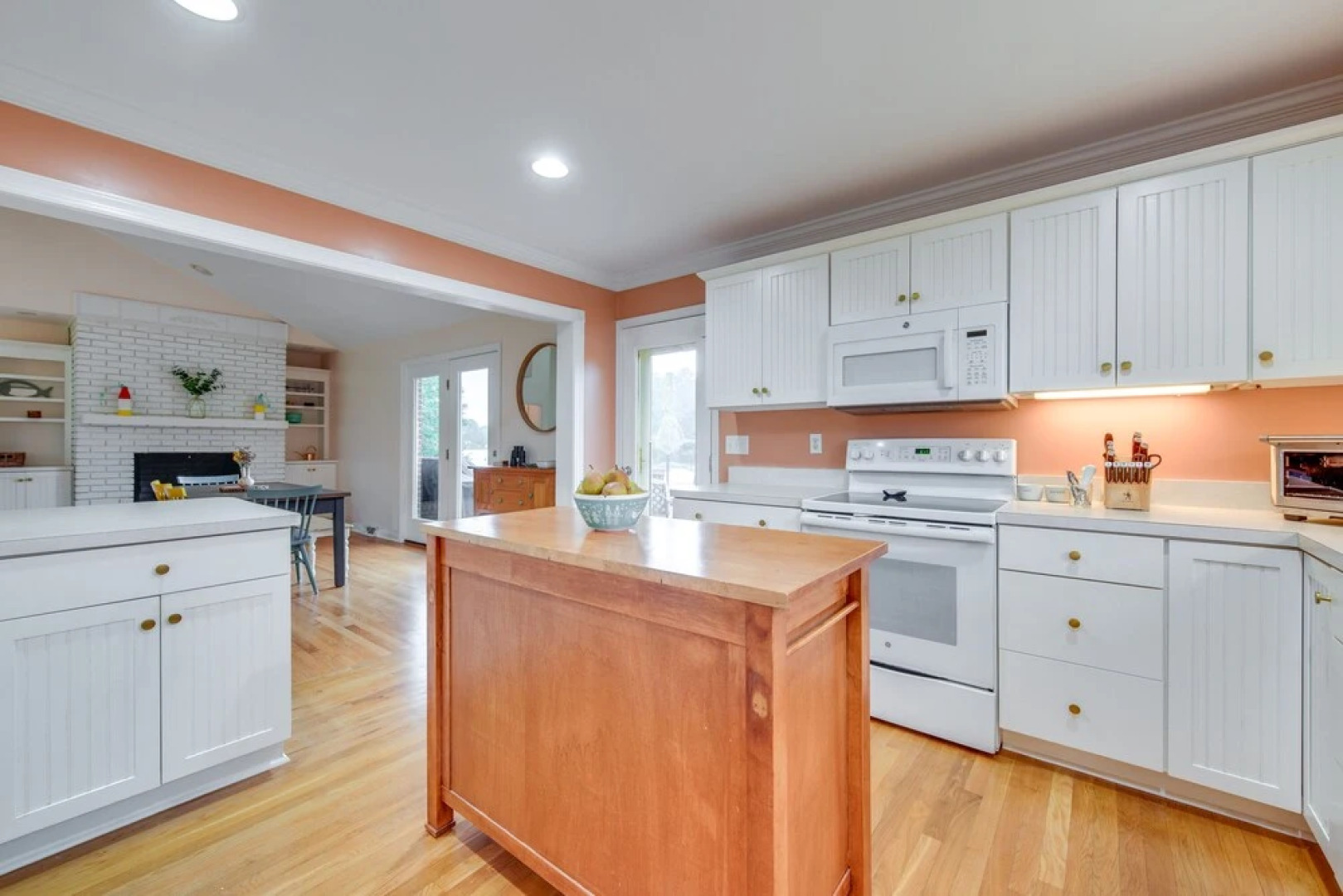 Riverfront Virginia Home - Dock, Fire Pit & Kayaks