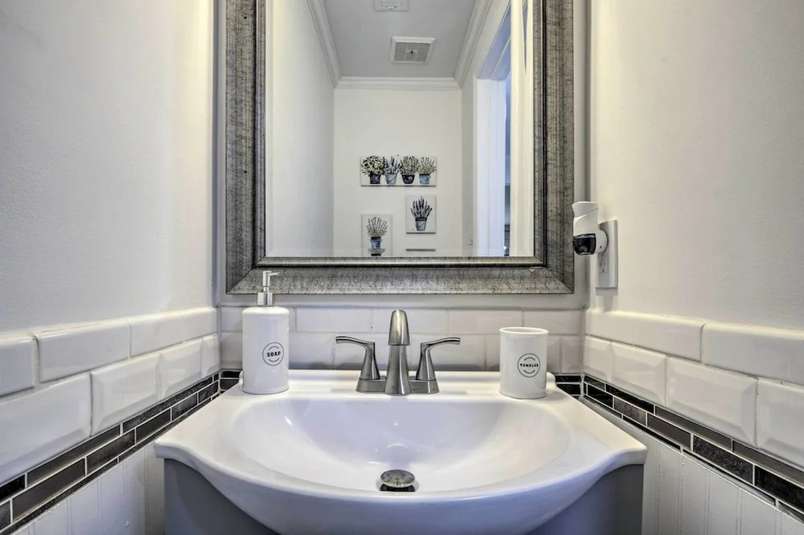 Walk to Dtwn & Breweries: Townhome in Cary!