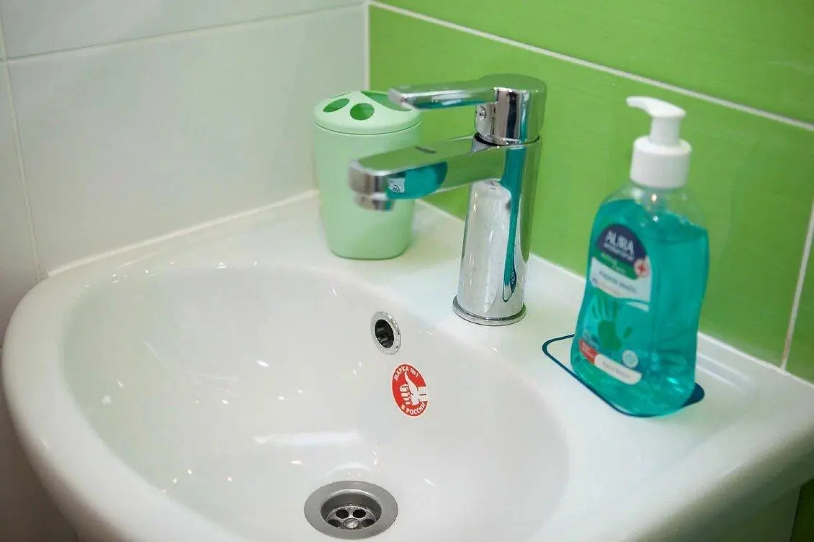 Диван и чемодан на улице Сибиряков-Гвардейцев