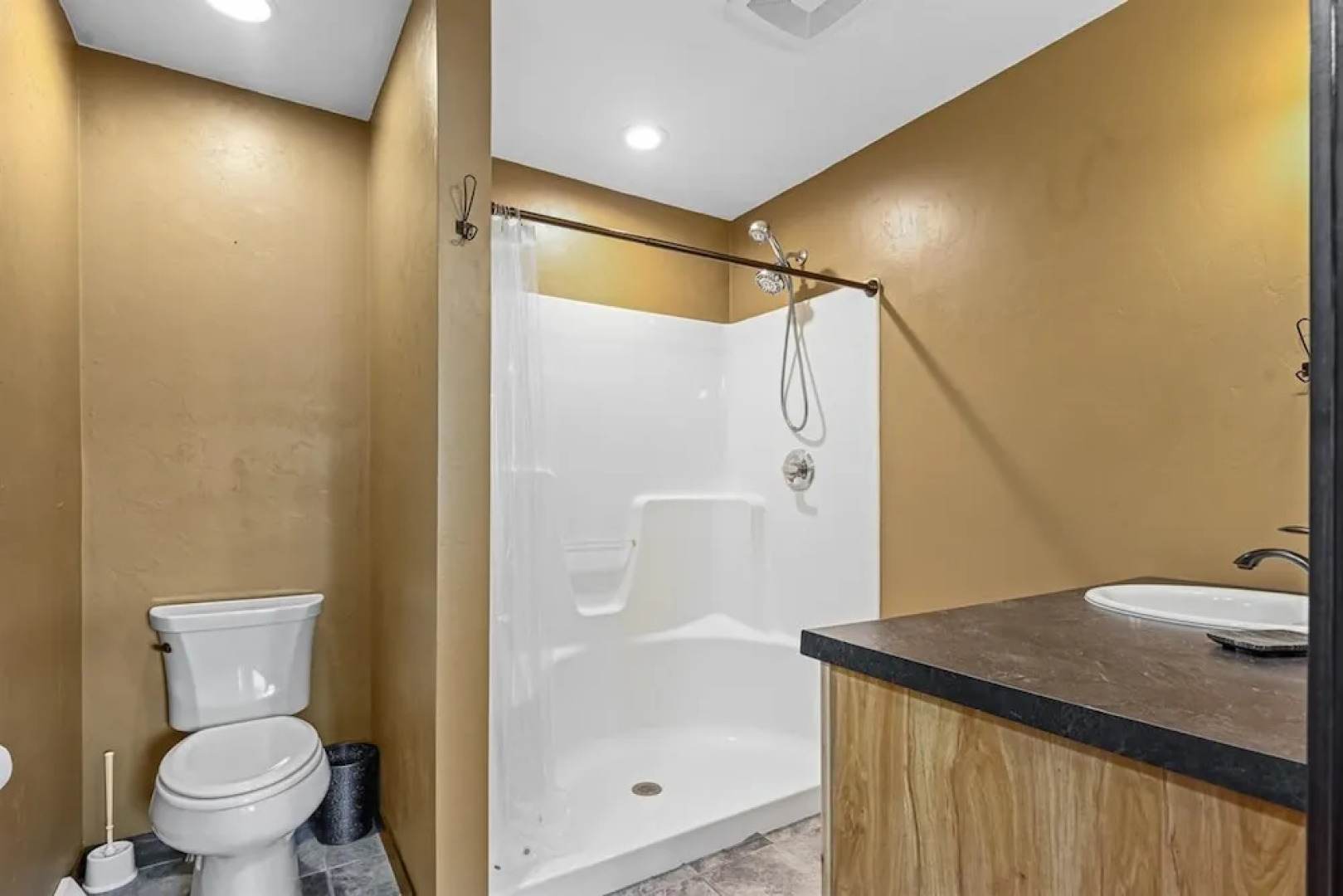 Tranquil Lakefront Oasis - Fire Pit Fishing BBQ