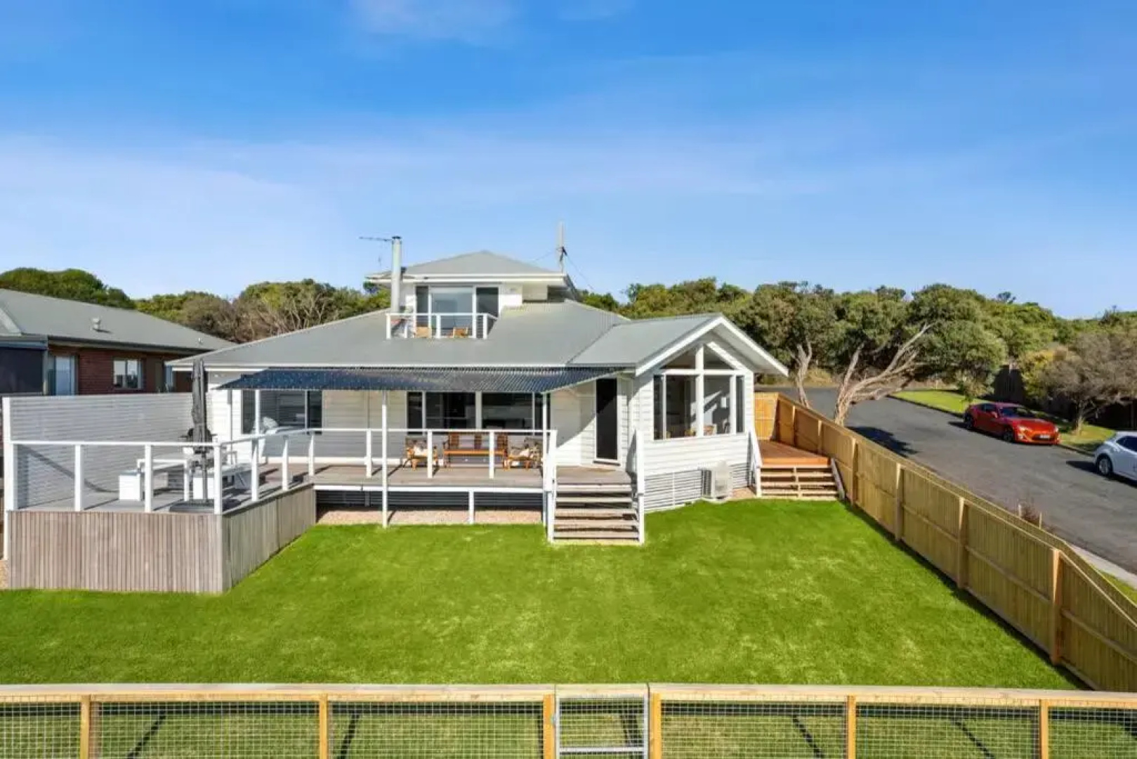 SALTWATER HOUSE - Opposite the beach and views over the lake!