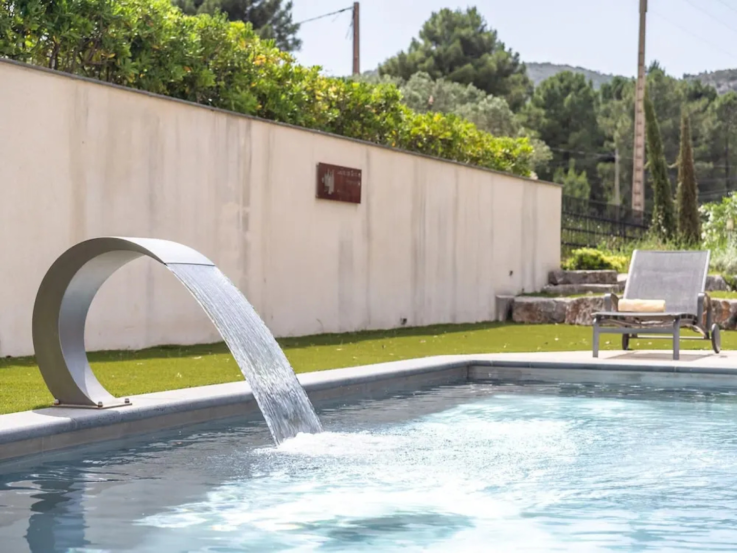 Aircon Villa With 4 Suites, Swimming Pool, Walking Distance to the Center, 20 km From the Beach