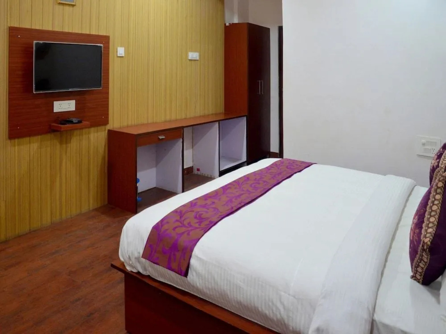 OYO 4308 Hotel Zaarang Inn