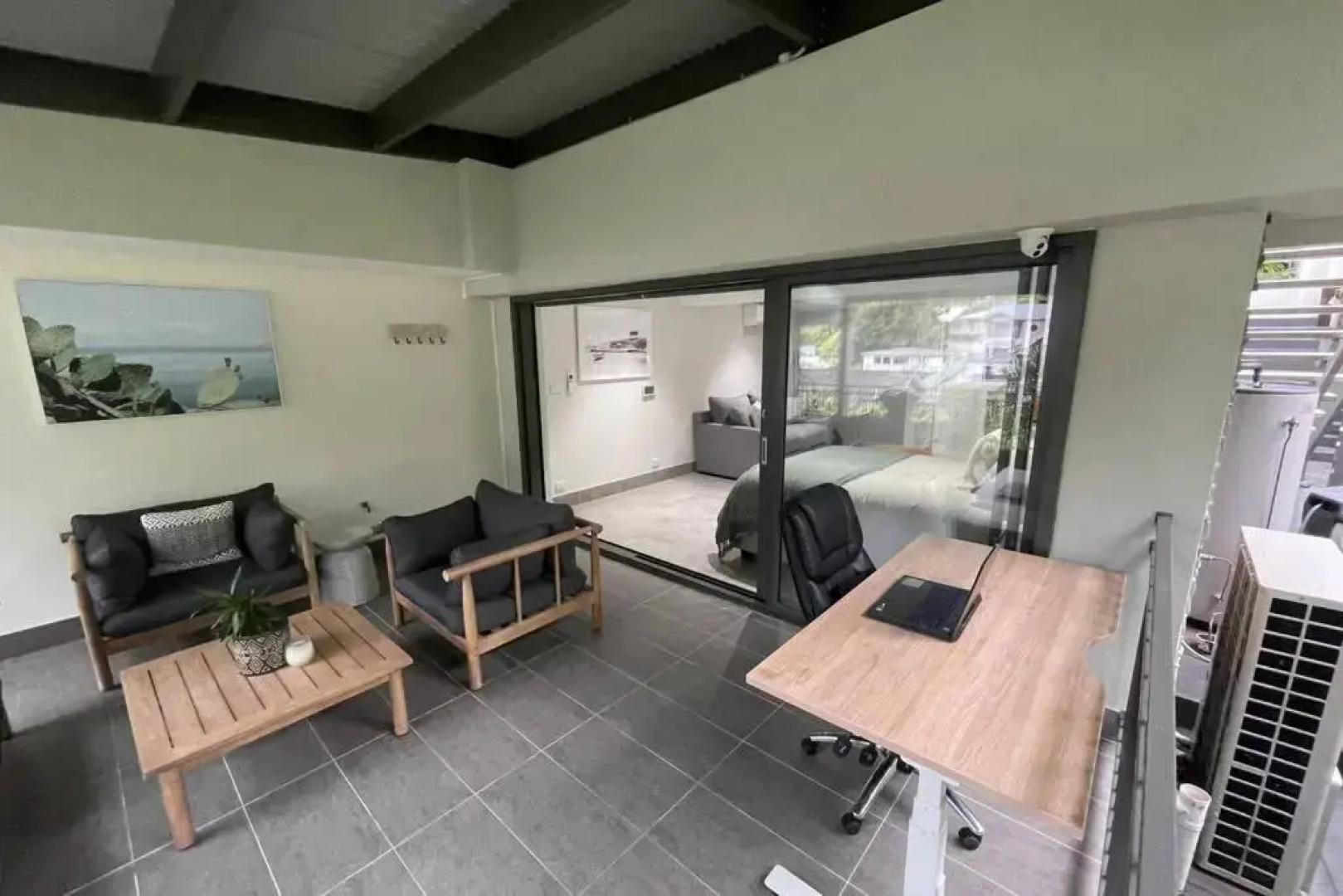 Quiet private getaway, private gym walk 2 beach