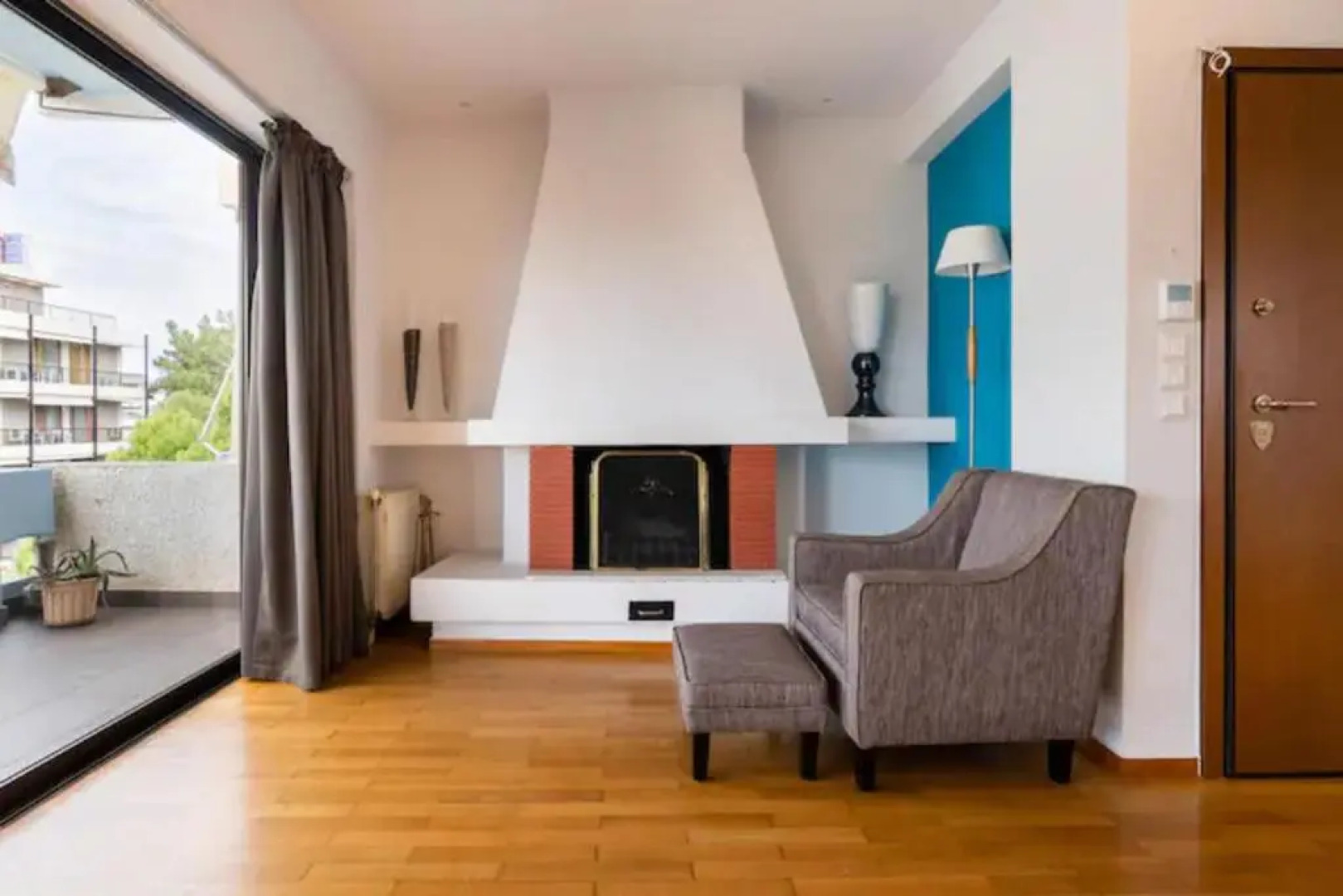 Βright Walled Designed Apt in Glyfada Center