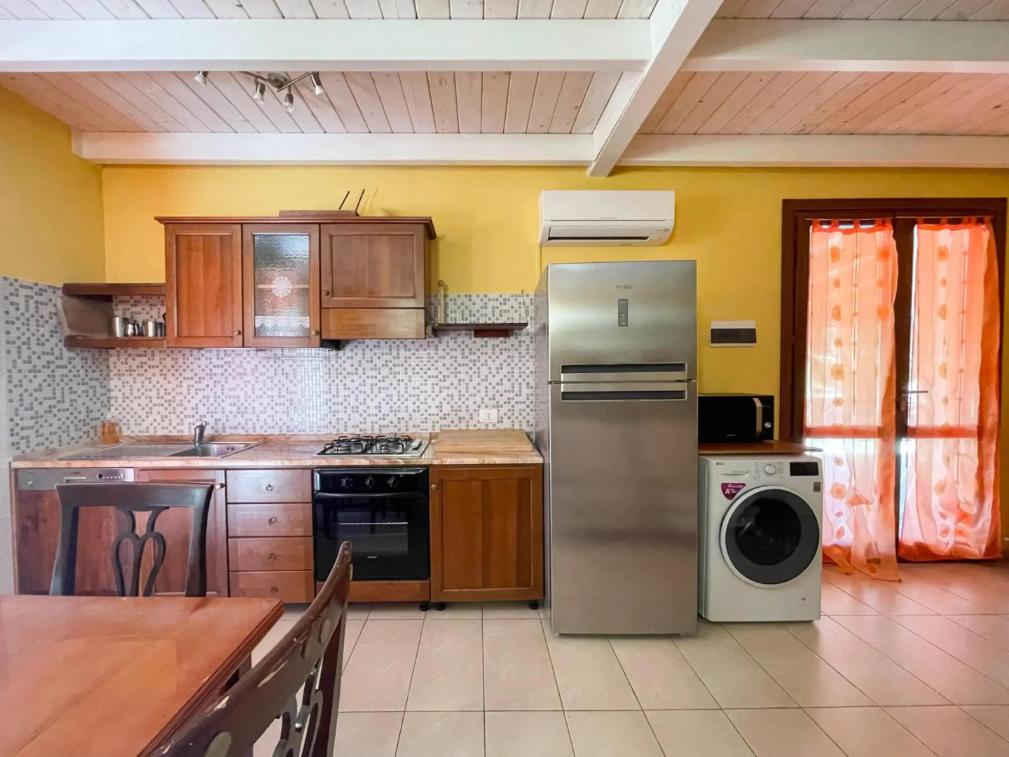 Attractive holiday home in Urbania with bubble bath