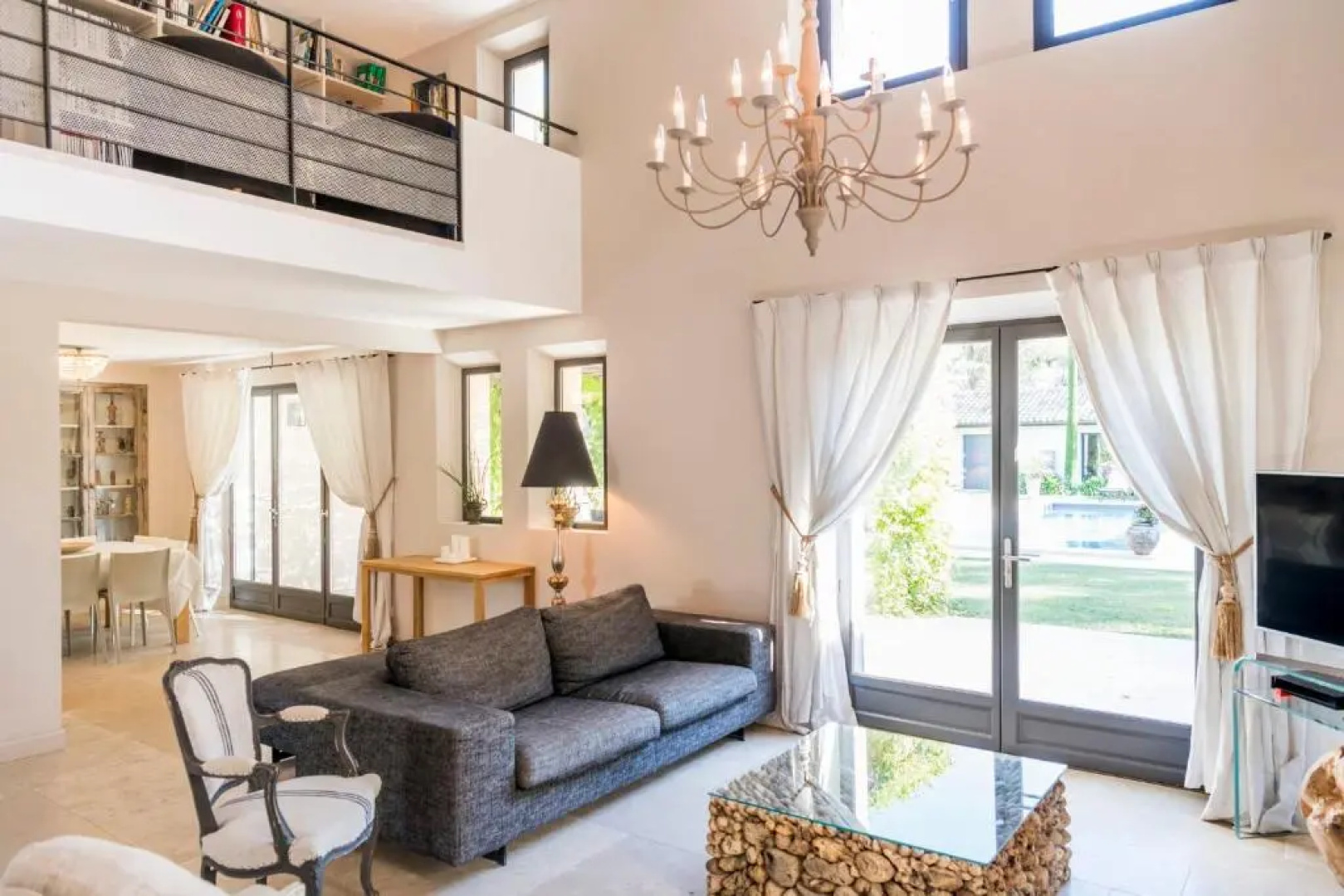 Bâtisse provençale avec piscine privée au coeur du Luberon et du village de Lourmarin, 10 personnes LS2-385 NOUVIAGE