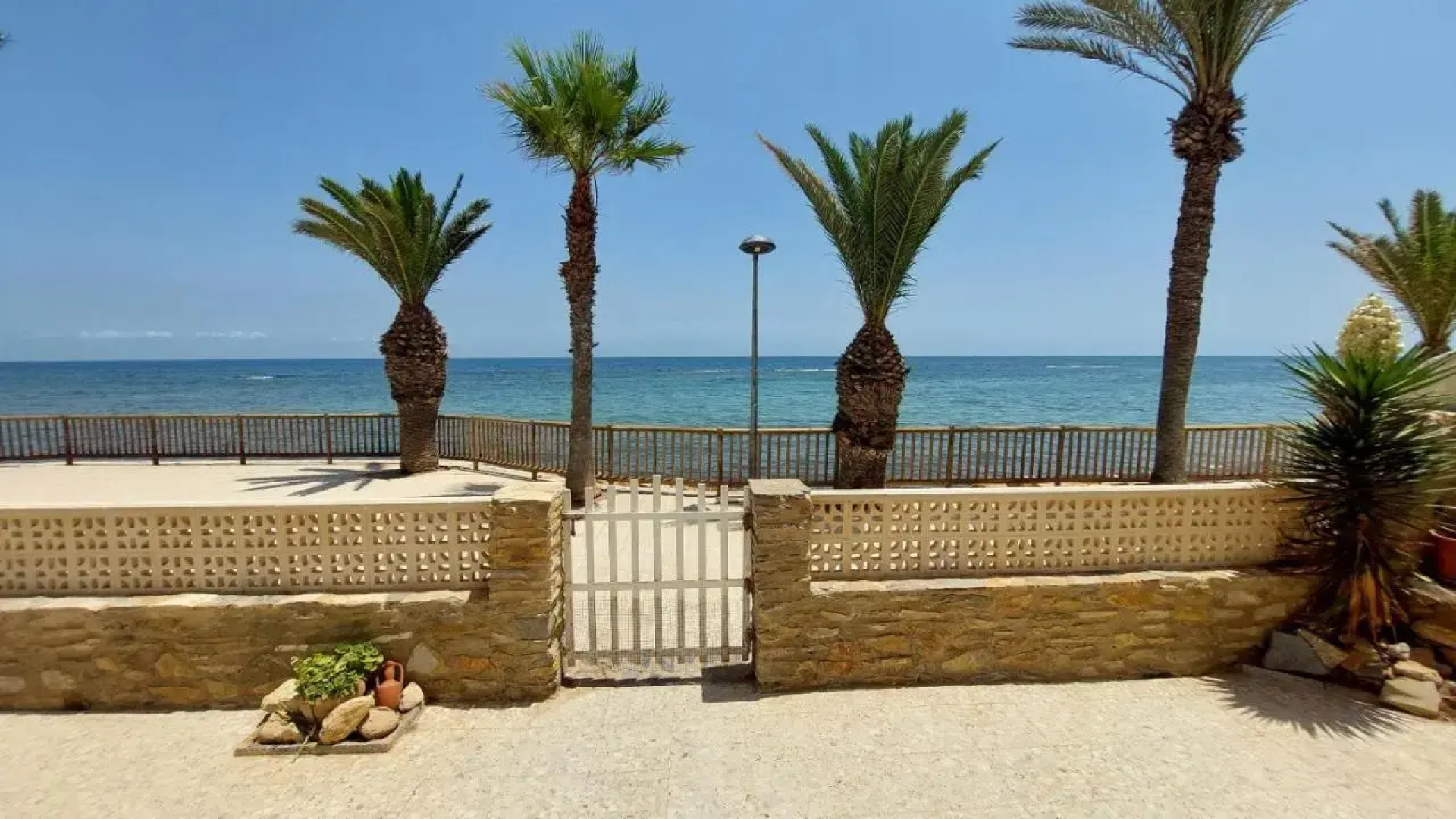 CHALET A 5 METROS DEL MAR.Wifi gratis