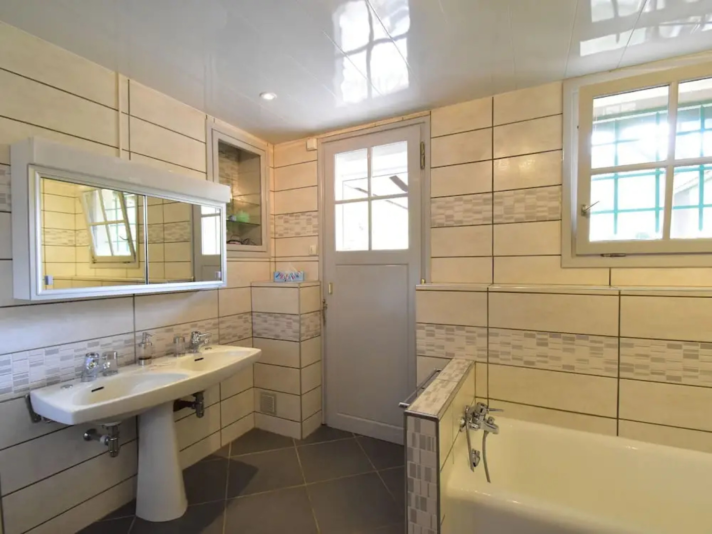 Modern Holiday Home in Vault-de-lugny With Meadow View