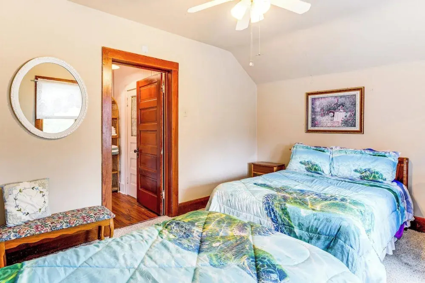 Twin Lakes Cottage: Walk to Elizabeth Lake!