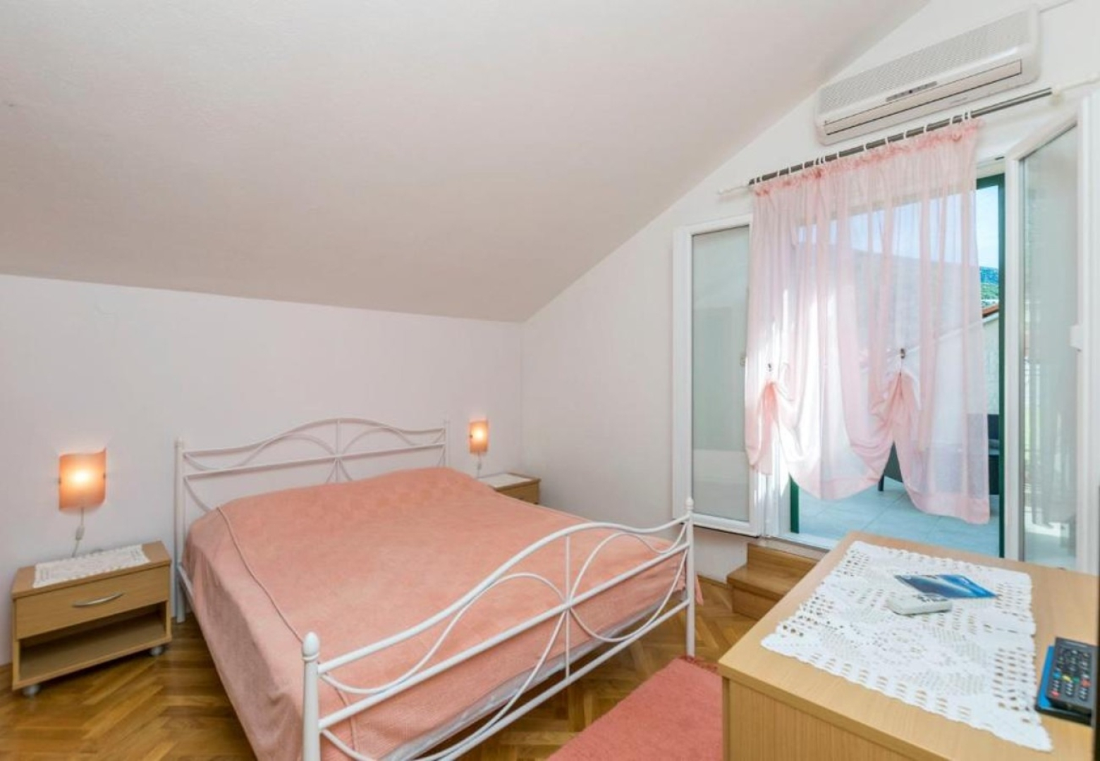Room Mate 1 - 130 m from sea: R2 Roza Bol, Island Brac