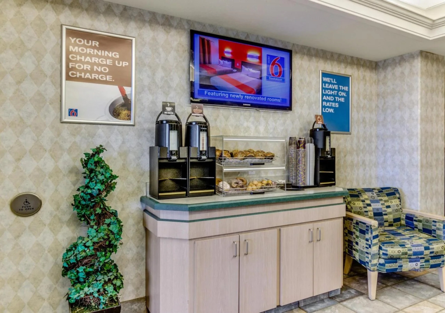 Motel 6 Saskatoon, SK