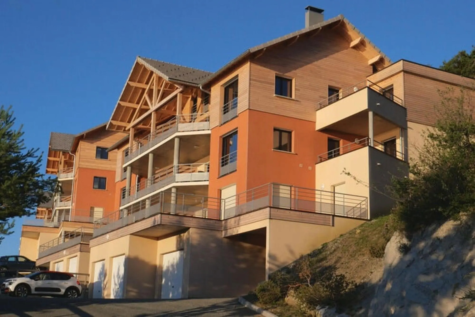 Apartment by Lake Serre-poncon With Pool