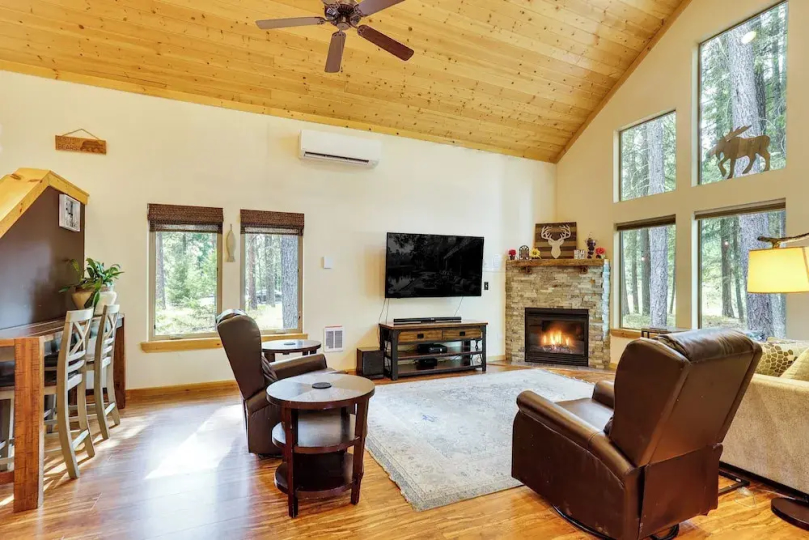 Hot Tub & Game Room: Ronald Retreat 2 Mi to Lake!