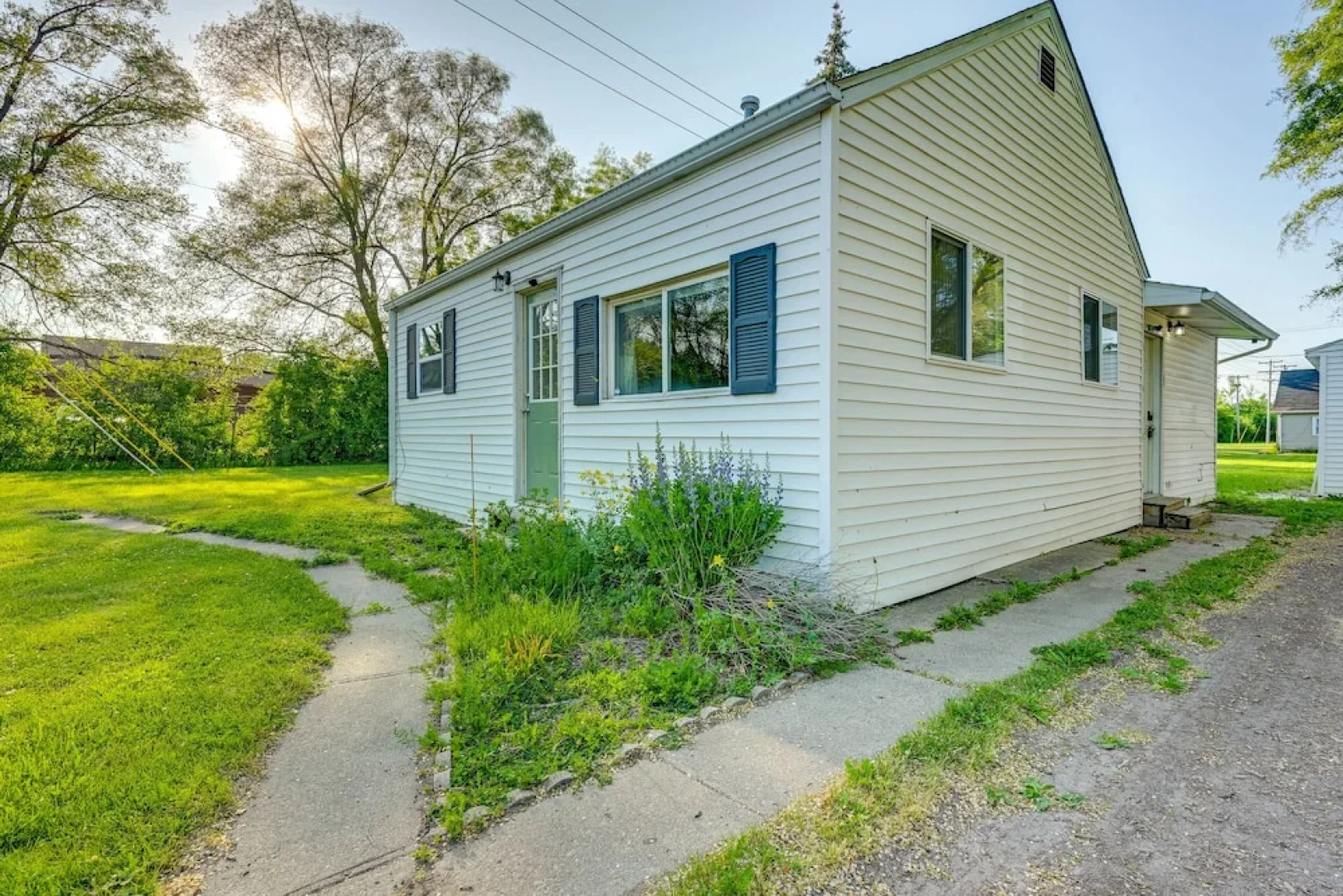 Cozy Home w/ Backyard ~ 3 Mi to Downtown Saginaw!