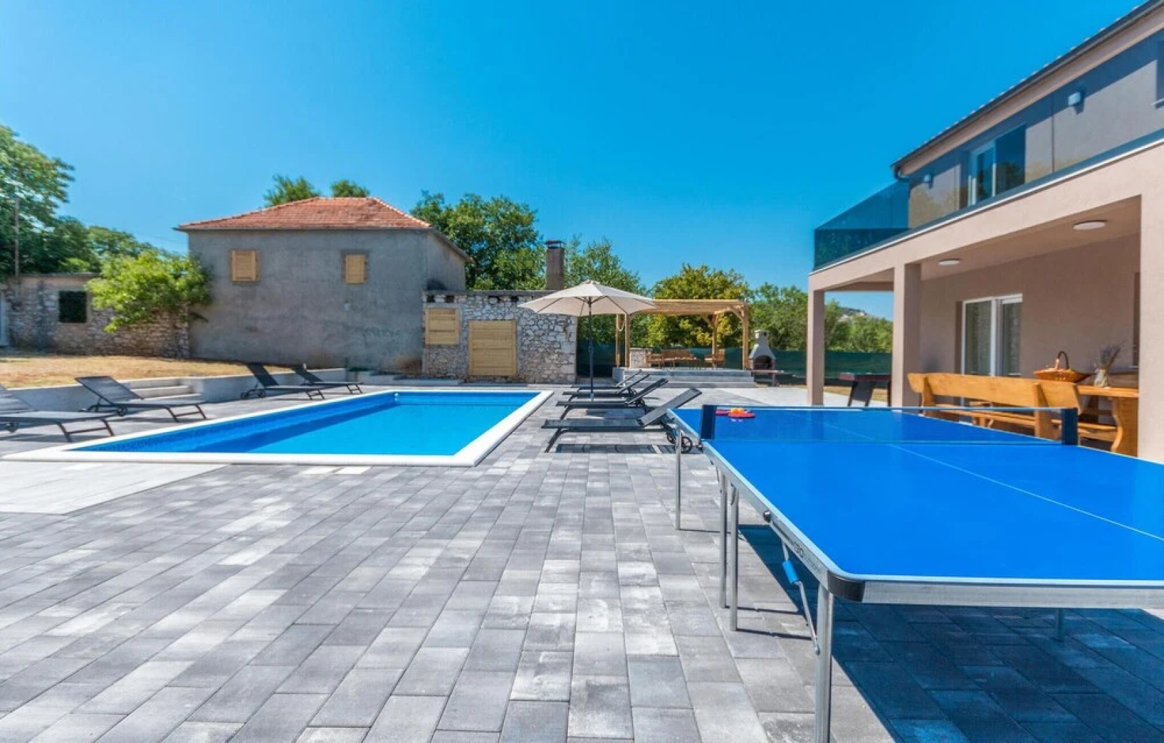 Stunning Home in Donje Rastane With Wifi, 4 Bedrooms and Outdoor Swimming Pool