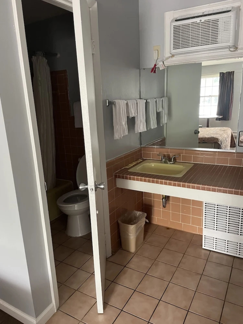 Budget Host Three Crowns Motor Lodge